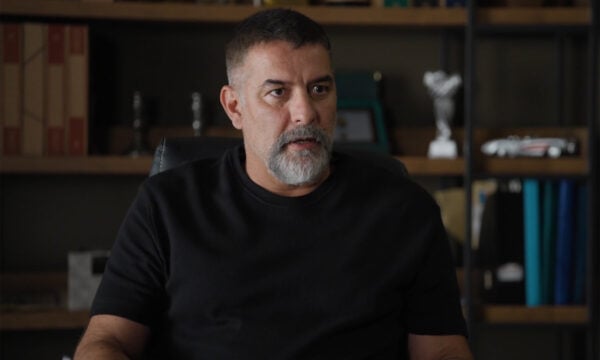 «Δύο μαύρα πουκάμισα»: Ο Σήφης επιχειρεί να κρύψει τη νύχτα που πέρασε με τη Μαρία