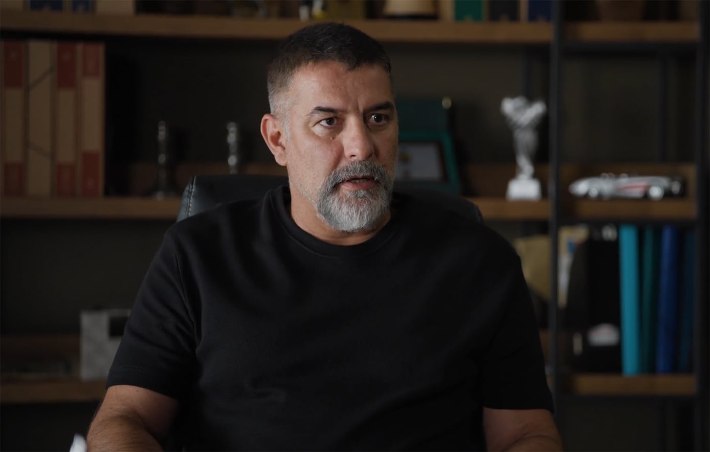 «Δύο μαύρα πουκάμισα»: Ο Σήφης επιχειρεί να κρύψει τη νύχτα που πέρασε με τη Μαρία