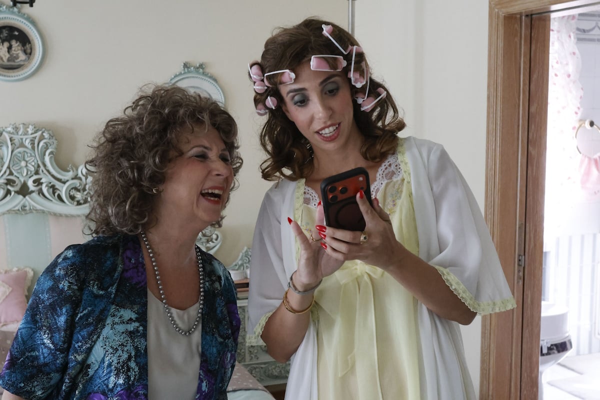 Τότε και Τώρα: Αποκλειστικές backstage φωτογραφίες από τα γυρίσματα της σειράς του ΣΚΑΪ – Τι θα δούμε απόψε