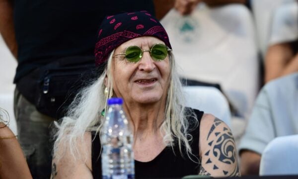 Νίκος Καρβέλας: Οι δύο τραγουδιστές που εξασφάλισαν την άδειά του να ερμηνεύουν τραγούδια του