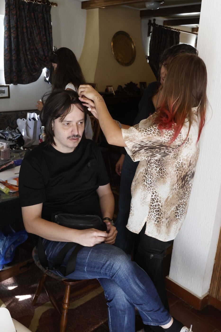 Τότε και Τώρα: Αποκλειστικές backstage φωτογραφίες από τα γυρίσματα της σειράς του ΣΚΑΪ – Τι θα δούμε απόψε