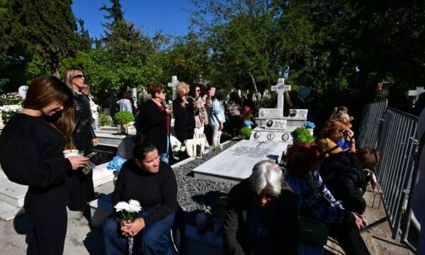 Γιώργος Μαζωνάκης: Αντιδράσεις για τα λουλούδια και τα αφιερώματα που έλειπαν από τον τάφο του – Το βίντεο που προκάλεσε οργή