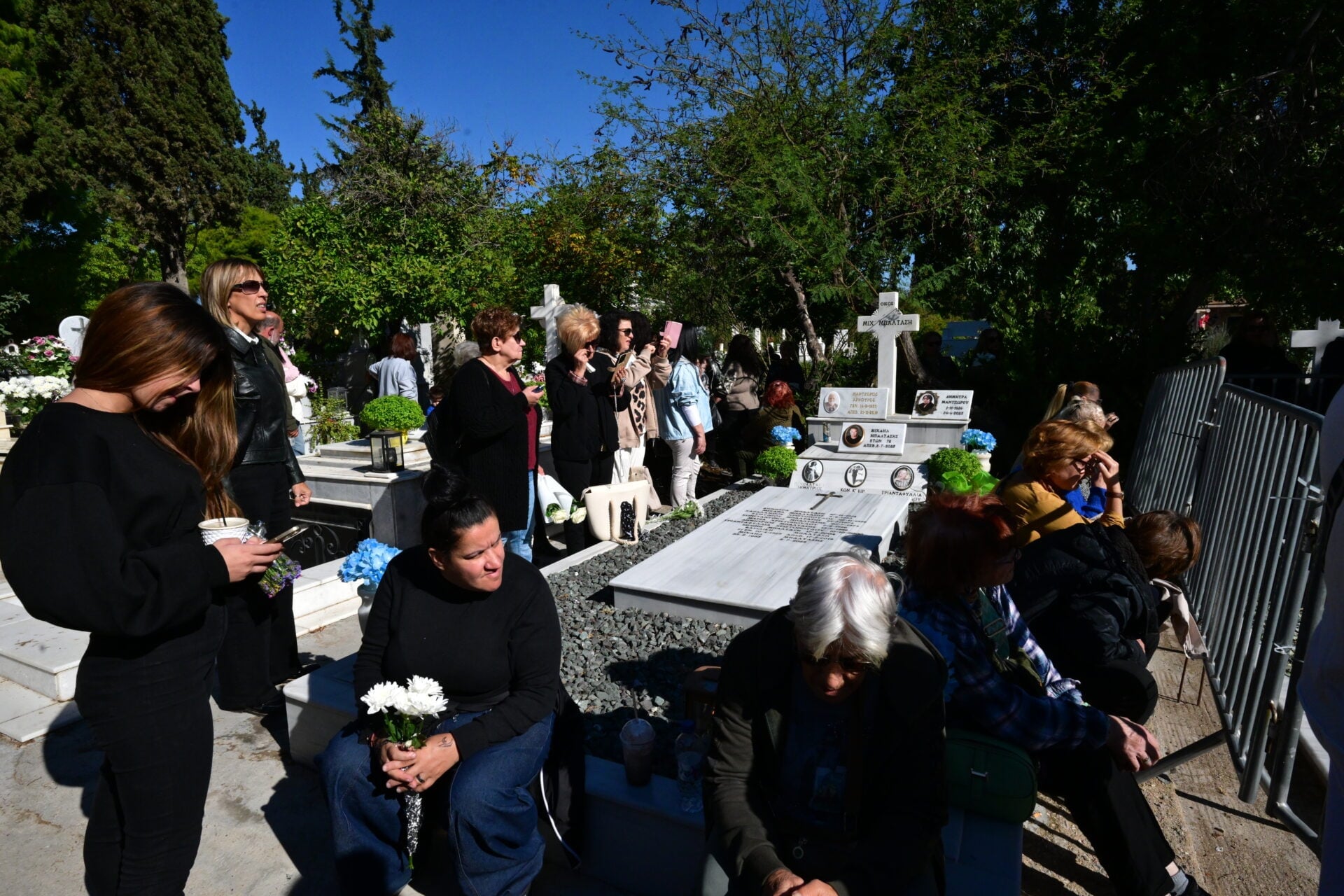 Γιώργος Μαζωνάκης: Αντιδράσεις για τα λουλούδια και τα αφιερώματα που έλειπαν από τον τάφο του – Το βίντεο που προκάλεσε οργή