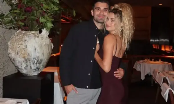 Antigoni: Με chic και σέξι look σε βραδινή έξοδο με τον σύντροφό της