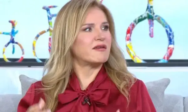 Μπέσσυ Μάλφα: «Δεν είμαι κανενός» – Η ενόχλησή της για τις ερωτήσεις σχετικά με τον Σκιαδαρέση και τις κόρες της