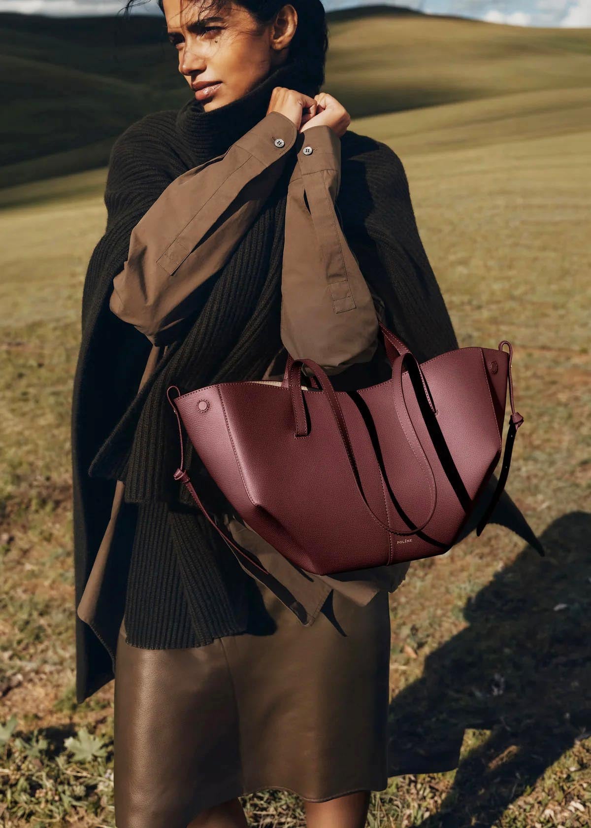 Cyme Mini Bag – To όνομά της είναι εμνευσμένο από τη γαλλική λέξη cime, που σημαίνει κορυφογραμμή-παραπέμποντας στη ράχη που διατρέχει την τσάντα, σε χρώμα μαύρο βυσινί. 