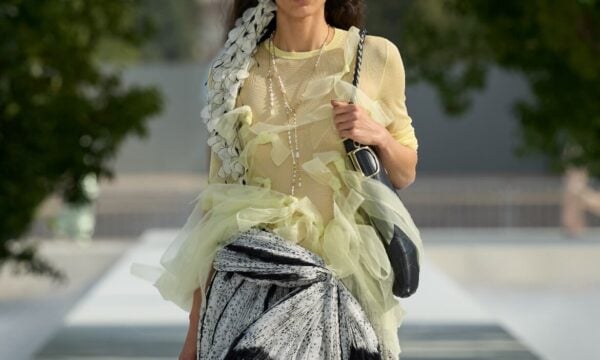 Dior: Η Jane Austen, τα λουλούδια και το street style στη νέα συλλογή του Jonathan Anderson
