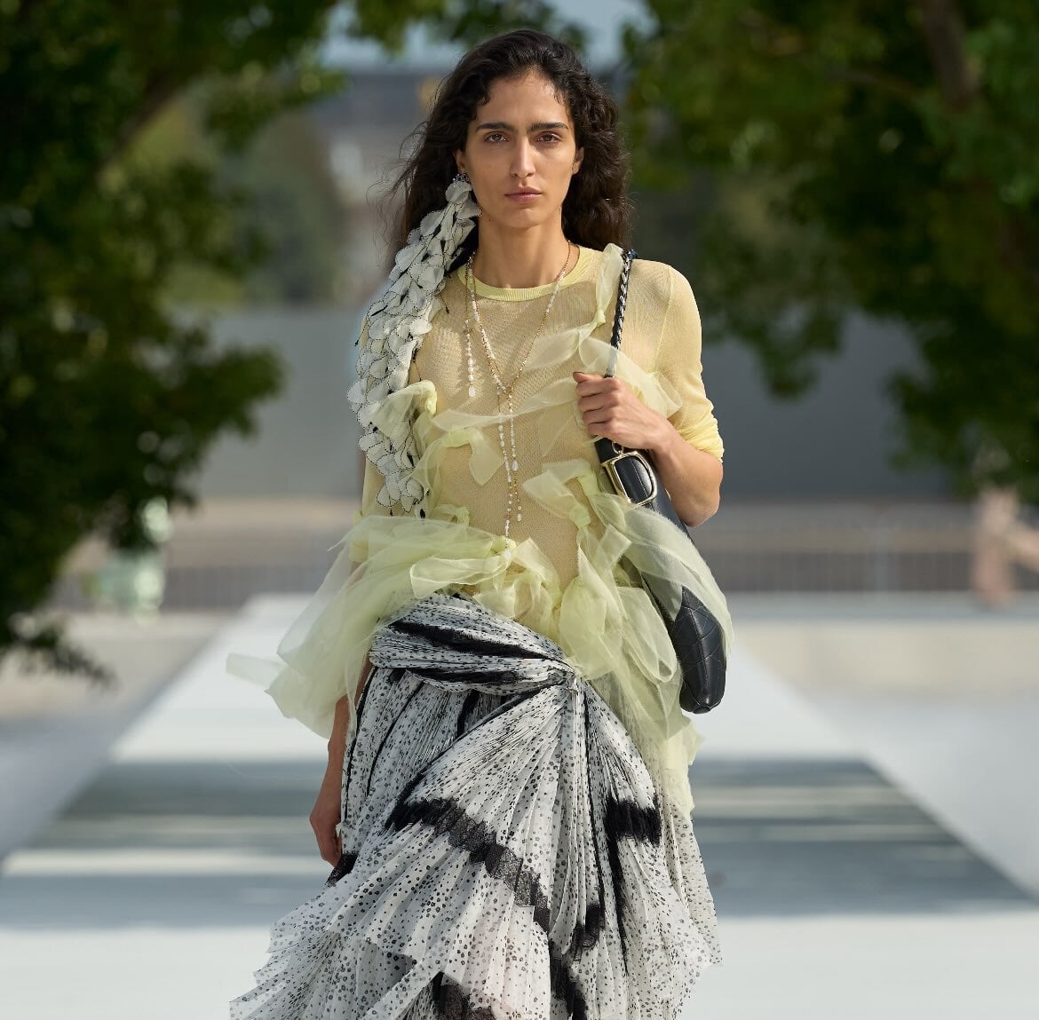 Dior: Η Jane Austen, τα λουλούδια και το street style στη νέα συλλογή του Jonathan Anderson