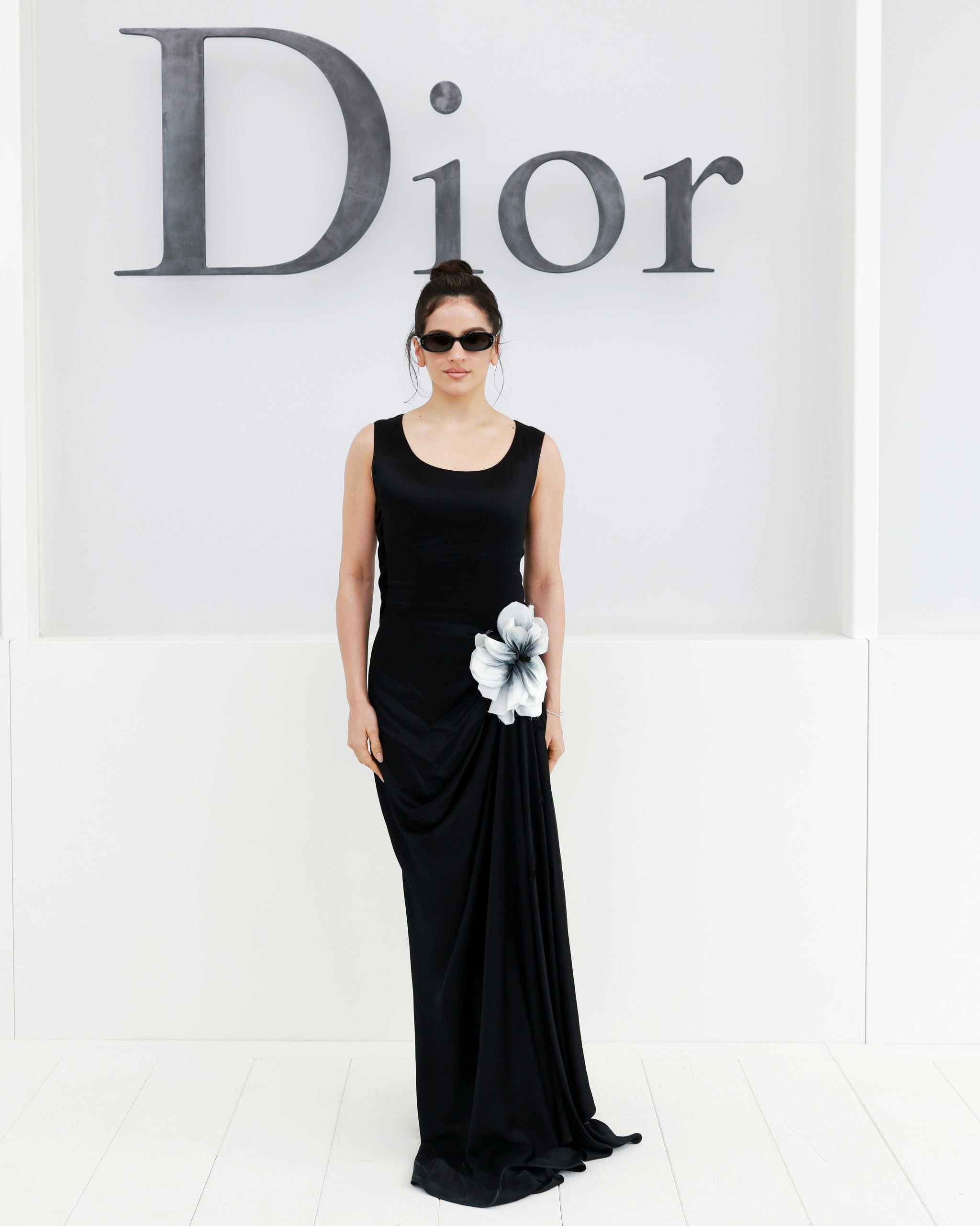 Η Rosalia με ρούχα Dior στην εβδομάδα μόδας στο Παρίσι.