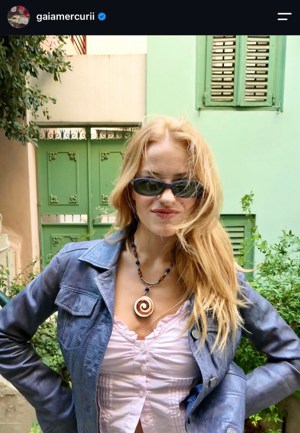Gaia Mercuri: Η μουσική, η pre-loved μόδα και το μπλε jacket που έχει τη δική του ιστορία