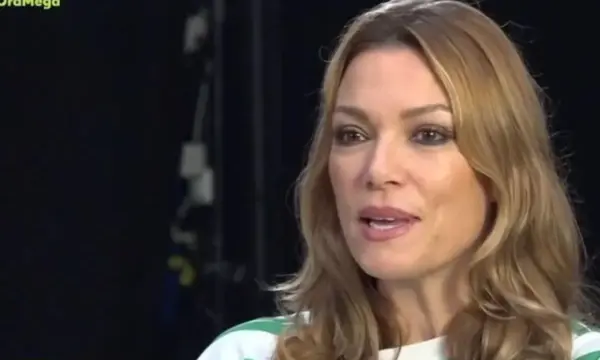 Βίκυ Καγιά: «Δεν είμαι αρκετά κουλ» – Η κόρη της την αποκαλεί «αρχαία» και απορρίπτει το στιλ της