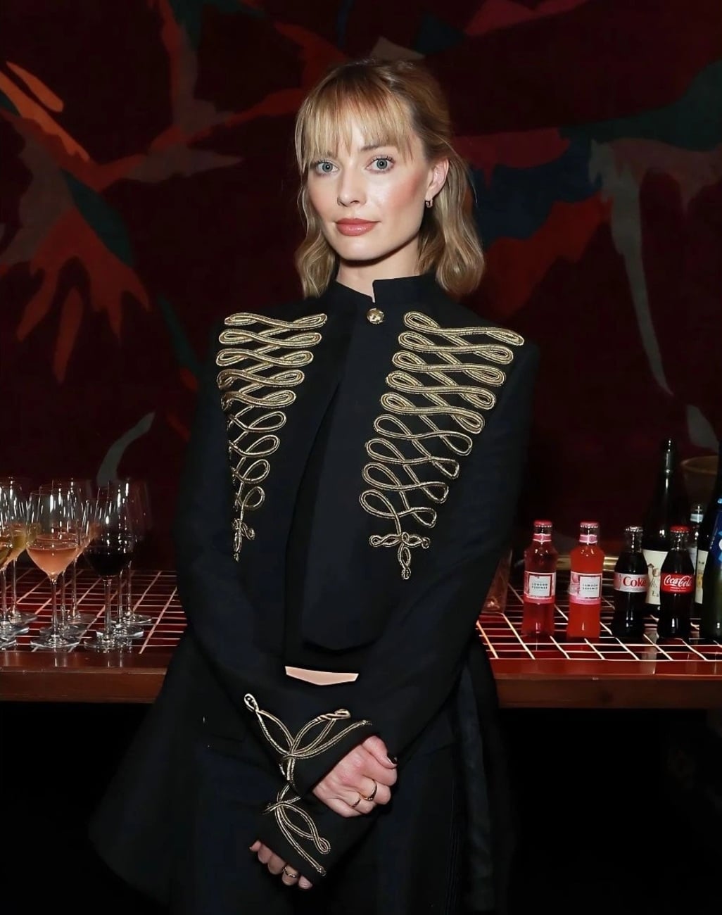 H Margot Robbie με military jacket