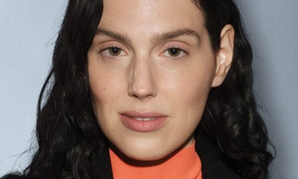 Eva Victor: Νέα πρέσβειρα της LOEWE μετά την επιτυχία του «Sorry, Baby»