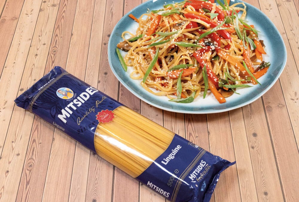 Λινγκουίνι stir-fried με ασιατικά λαχανικά