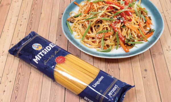 Λινγκουίνι stir-fried με ασιατικά λαχανικά