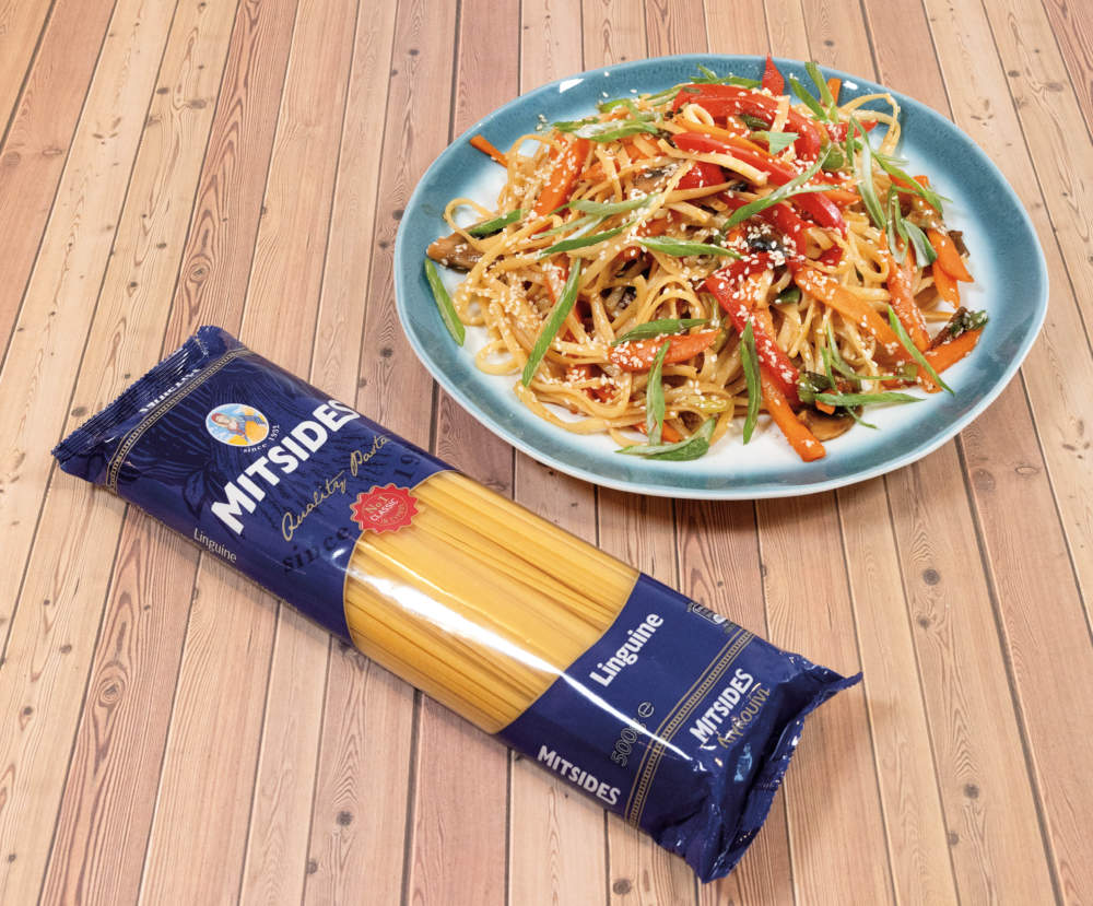 Λινγκουίνι stir-fried με ασιατικά λαχανικά