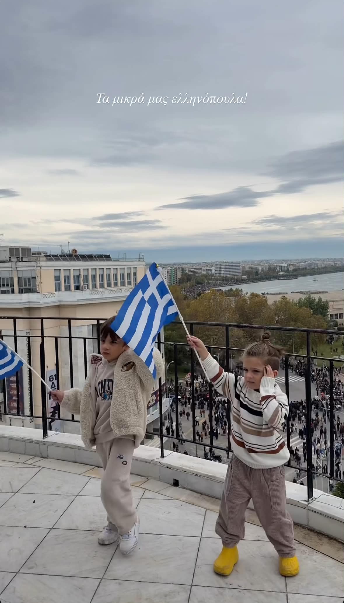 Ιωάννα Τούνη: Ο Δημήτρης Σπυριδωνίδης με τον Πάρη στους ώμους στην παρέλαση της 28ης Οκτωβρίου