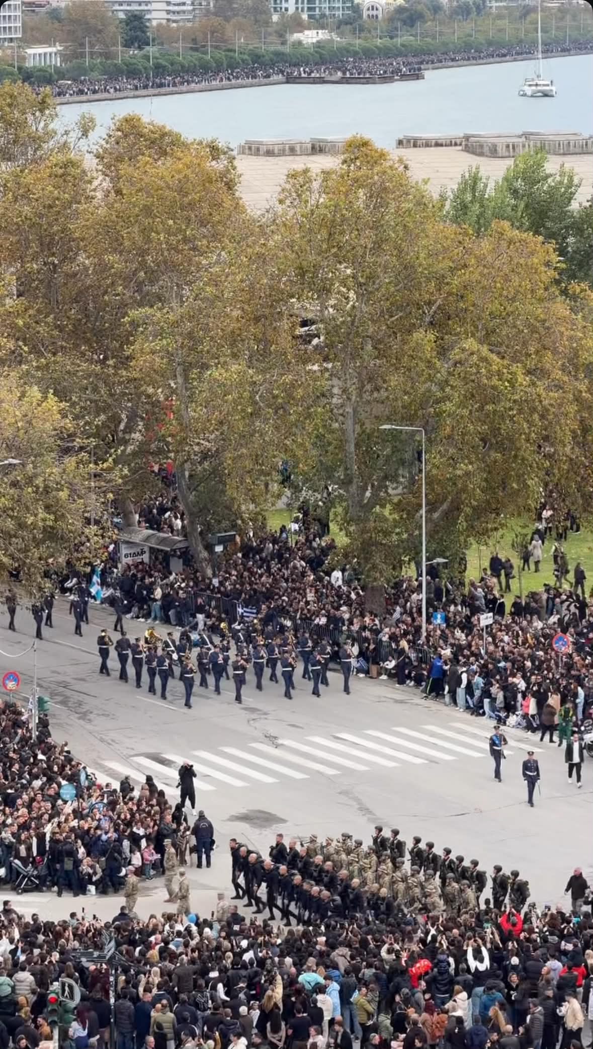Ιωάννα Τούνη: Ο Δημήτρης Σπυριδωνίδης με τον Πάρη στους ώμους στην παρέλαση της 28ης Οκτωβρίου