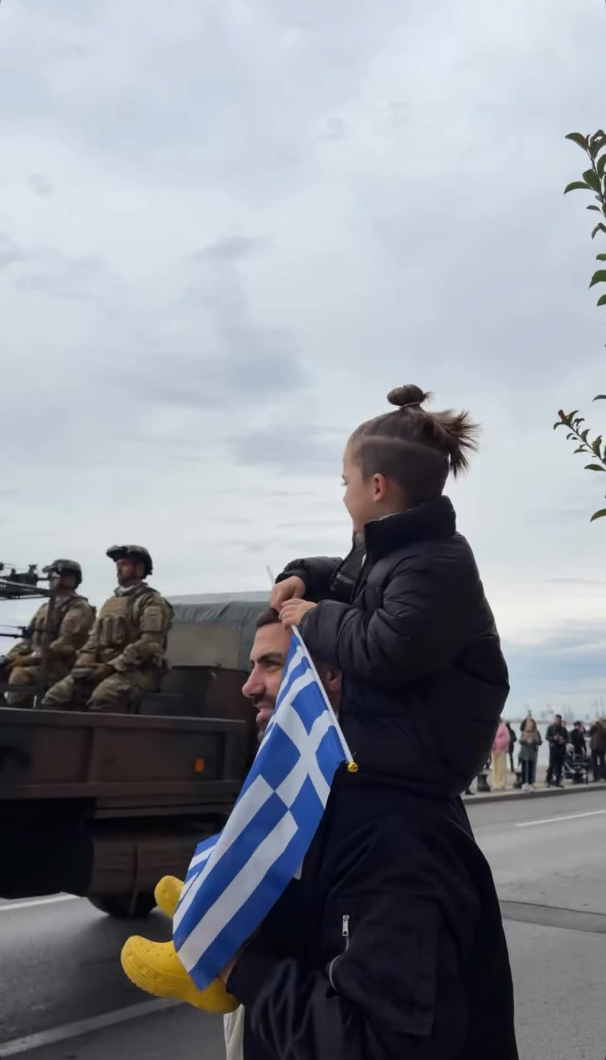Ιωάννα Τούνη: Ο Δημήτρης Σπυριδωνίδης με τον Πάρη στους ώμους στην παρέλαση της 28ης Οκτωβρίου
