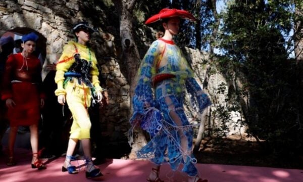 Yui Chen: Η πρώτη Κινέζα σχεδιάστρια που κέρδισε το κορυφαίο βραβείο στο Φεστιβάλ Μόδας της Ιέρ