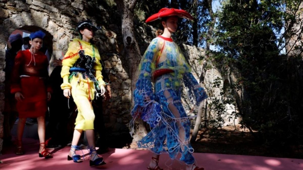 Yui Chen: Η πρώτη Κινέζα σχεδιάστρια που κέρδισε το κορυφαίο βραβείο στο Φεστιβάλ Μόδας της Ιέρ