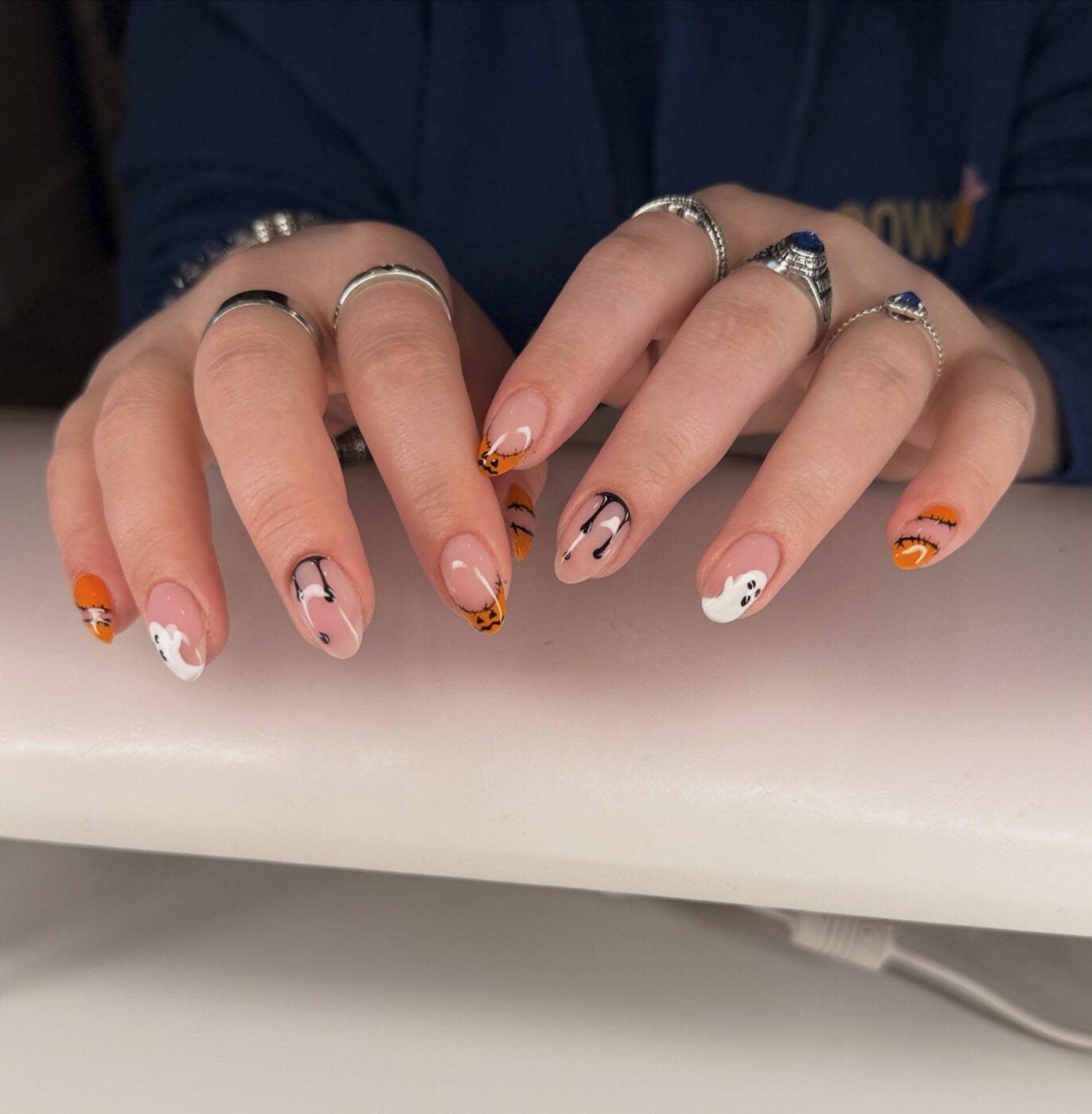 Casper Nails: Το μανικιούρ με τα φαντασματάκια που θα «στοιχειώσουν» τα νύχια σου