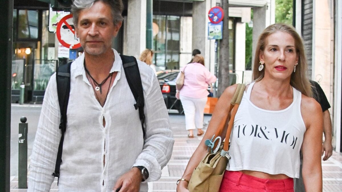 Αθηνά Μαξίμου – Αιμίλιος Χειλάκης: Η χαλαρή τους βόλτα στο κέντρο της Αθήνας