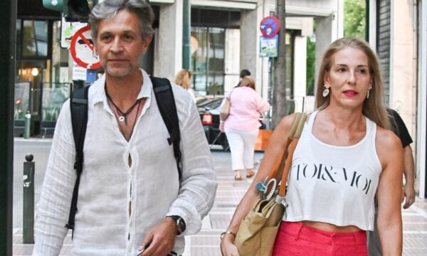 Αθηνά Μαξίμου – Αιμίλιος Χειλάκης: Η χαλαρή τους βόλτα στο κέντρο της Αθήνας