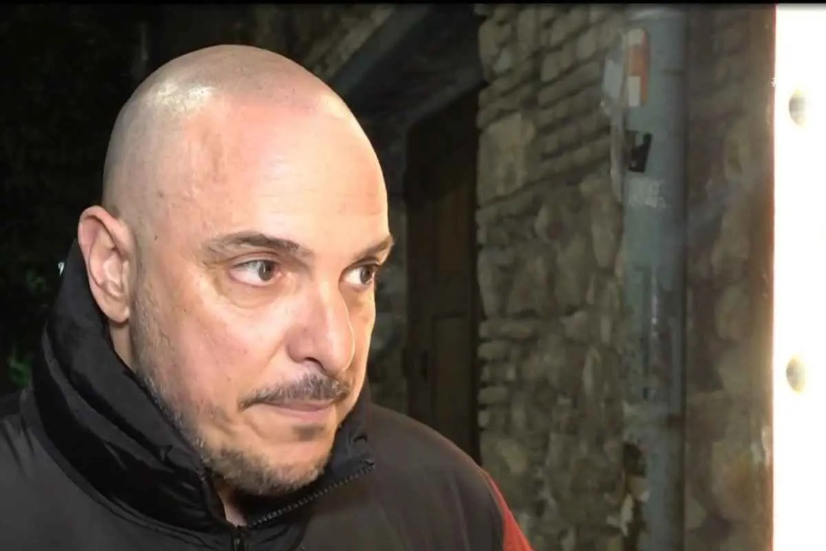 Άκης Δείξιμος: «Το καμαρίνι του ήταν πάντα ανοιχτό» – Οι αναμνήσεις από τα 32 χρόνια συνεργασίας με τον Μαζωνάκη