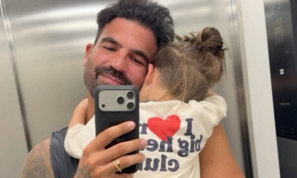 Δημήτρης Αλεξάνδρου: Η τρυφερή φωτογραφία με τον γιο του στην αγκαλιά του – «Εκεί που σταματάνε όλα»