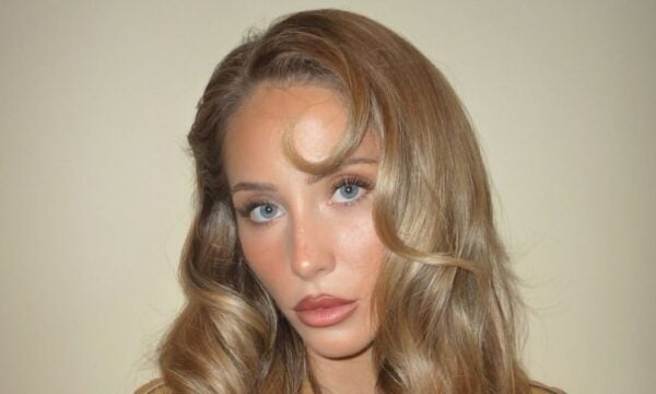 Alix Earle: Τα kiss curls ανανεώνουν τα blowout χτενίσματα