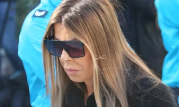 Άντζελα Δημητρίου: Συντετριμμένη στο μνημόσυνο του Γιώργου Μαζωνάκη – Με τη Χριστίνα Πολίτη έφτασε στην εκκλησία
