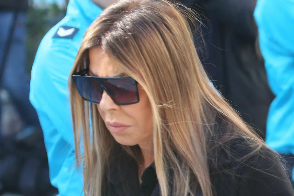 Άντζελα Δημητρίου: Συντετριμμένη στο μνημόσυνο του Γιώργου Μαζωνάκη – Με τη Χριστίνα Πολίτη έφτασε στην εκκλησία