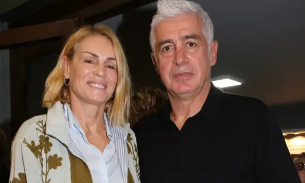 Αντώνης Νικοπολίδης: Η βραδινή έξοδος με τη σύζυγό του στο θέατρο Αλκυονίς