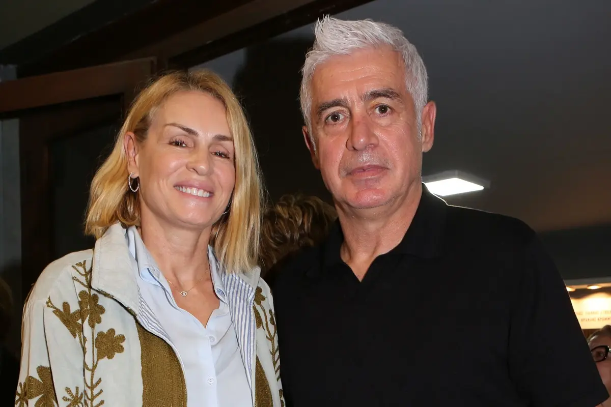 Αντώνης Νικοπολίδης: Η βραδινή έξοδος με τη σύζυγό του στο θέατρο Αλκυονίς