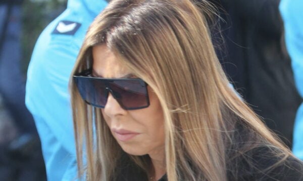 Γιώργος Μαζωνάκης: Η Άντζελα Δημητρίου στο μνημόσυνο των 40 ημερών από τον θάνατό του – «Ήταν ό,τι καλύτερο είχα στη ζωή μου»