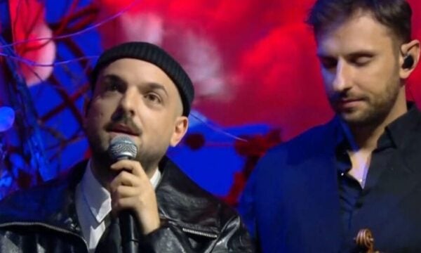 Ο Apon τραγούδησε live το θρυλικό «Παιδιά Της Ελλάδος Παιδιά» στο «Αλ Τσαντίρι Νιούζ»
