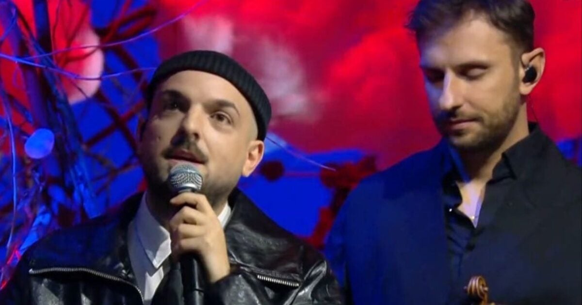 Ο Apon τραγούδησε live το θρυλικό «Παιδιά Της Ελλάδος Παιδιά» στο «Αλ Τσαντίρι Νιούζ»