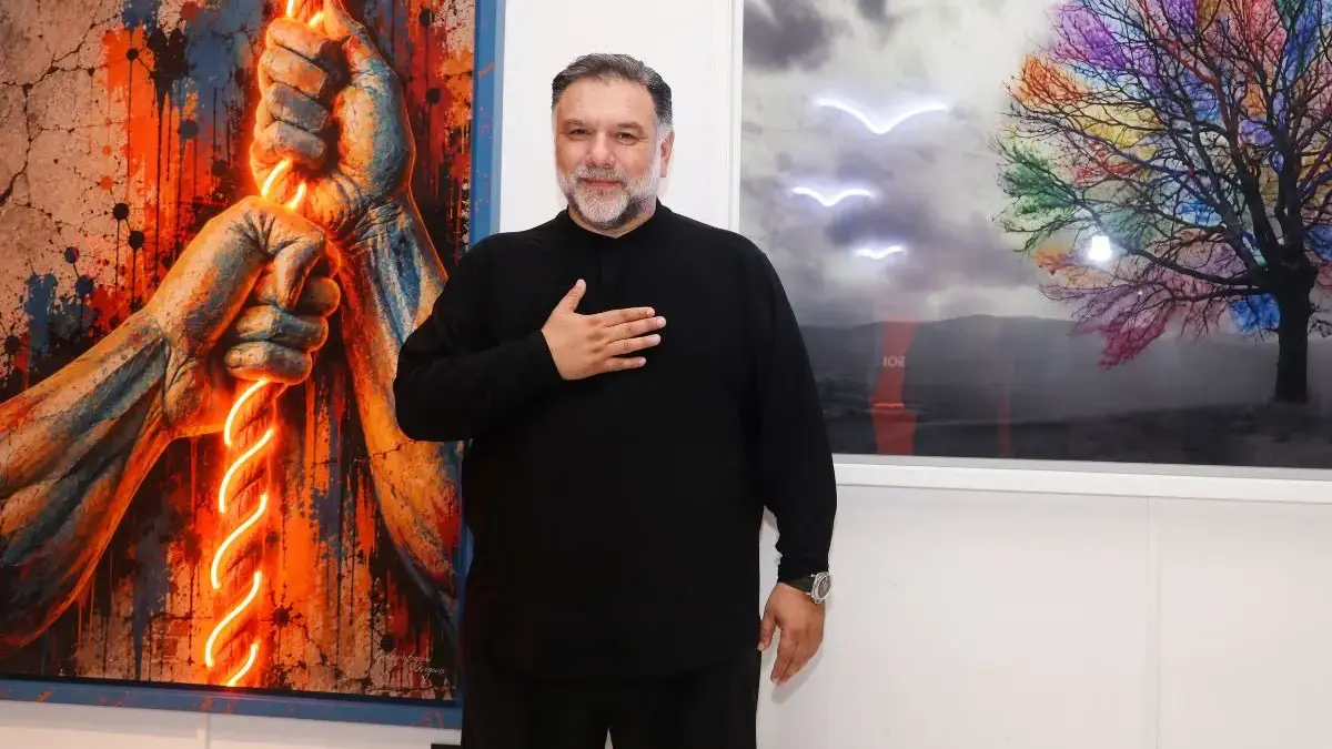 Γρηγόρης Αρναούτογλου: Η φωτογραφική έκθεση και το μήνυμά του κατά του bullying