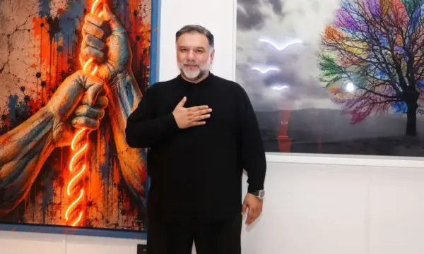Γρηγόρης Αρναούτογλου: Η φωτογραφική έκθεση και το μήνυμά του κατά του bullying