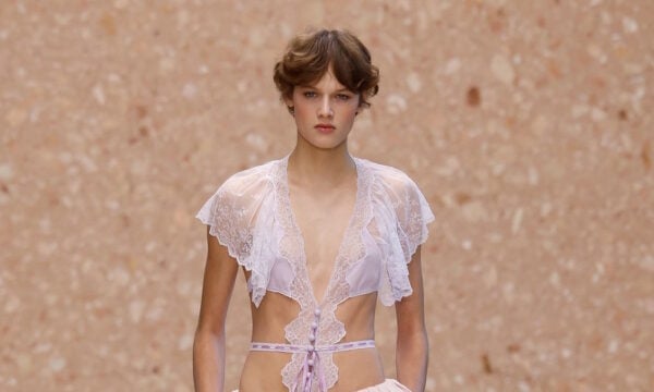 Perfume Layering: Πώς να φτιάξετε τη δική σας μοναδική αρωματική υπογραφή