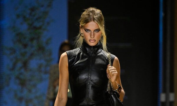 Το Clean Girl υποχωρεί: Το Messy Smokey Eye επιστρέφει και κυριαρχεί στο catwalk
