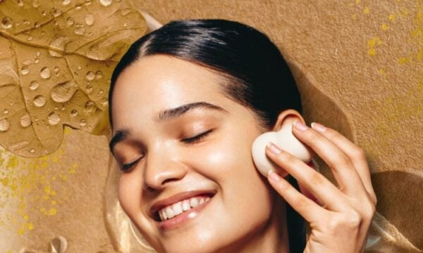 Beauty blender: Πώς να το χρησιμοποιήσεις σωστά για αψεγάδιαστη βάση που διαρκεί όλη μέρα