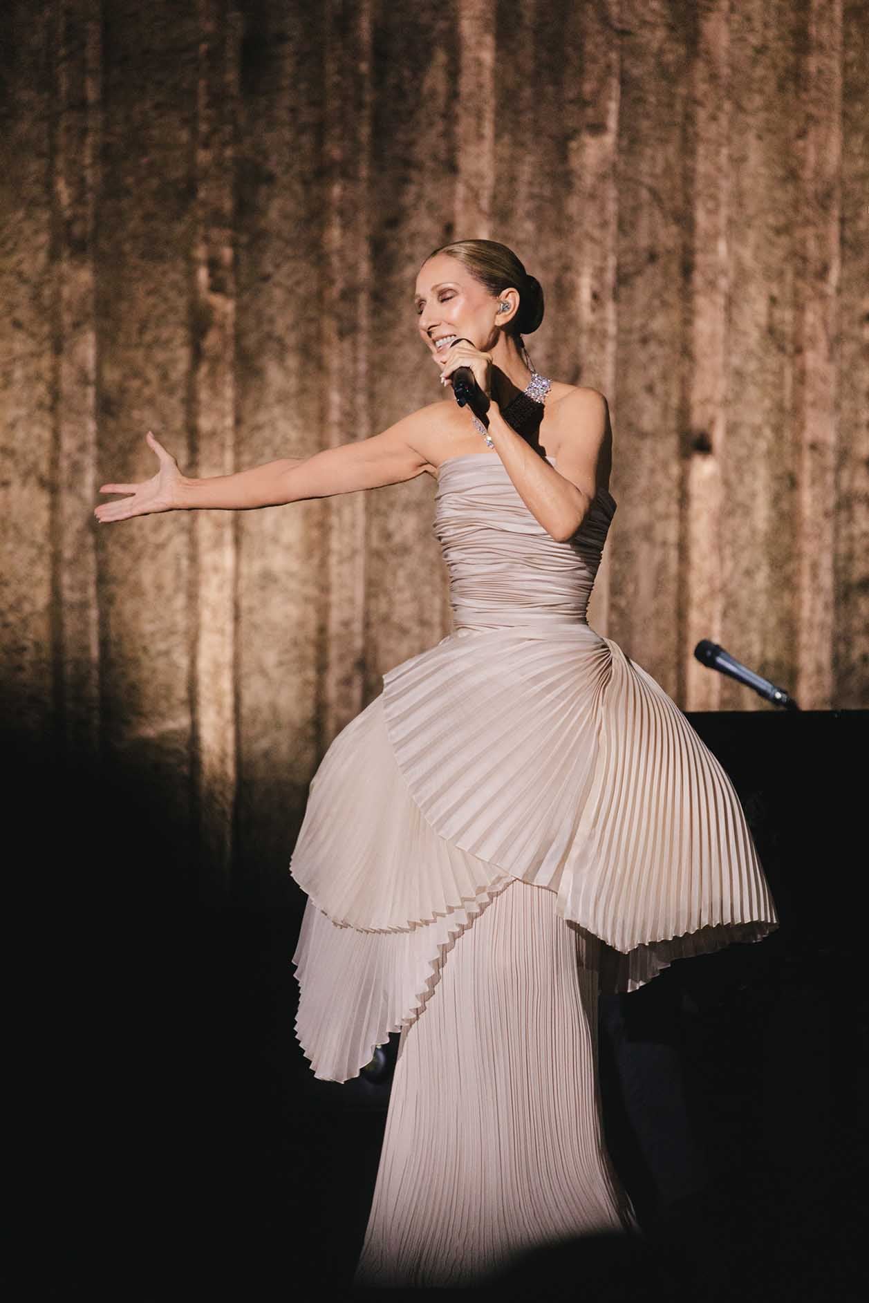 Céline Dion: Το ivoire Dior φόρεμα που ξεχώρισε στη συναυλία του Παρισιού