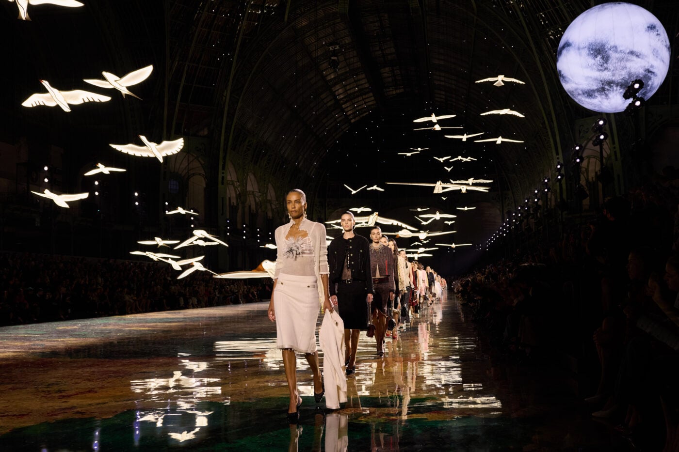 Chanel SS27: Ο Matthieu Blazy ξαναδιαβάζει την ιστορία του οίκου μέσα από τη Gabrielle Chanel