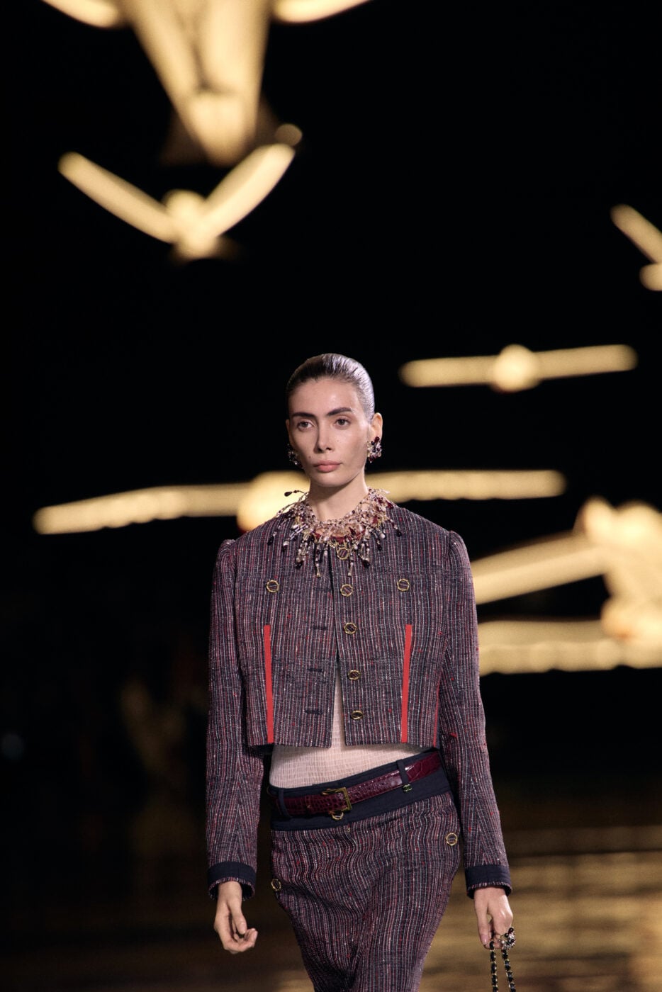 Chanel SS27: Ο Matthieu Blazy ξαναδιαβάζει την ιστορία του οίκου μέσα από τη Gabrielle Chanel
