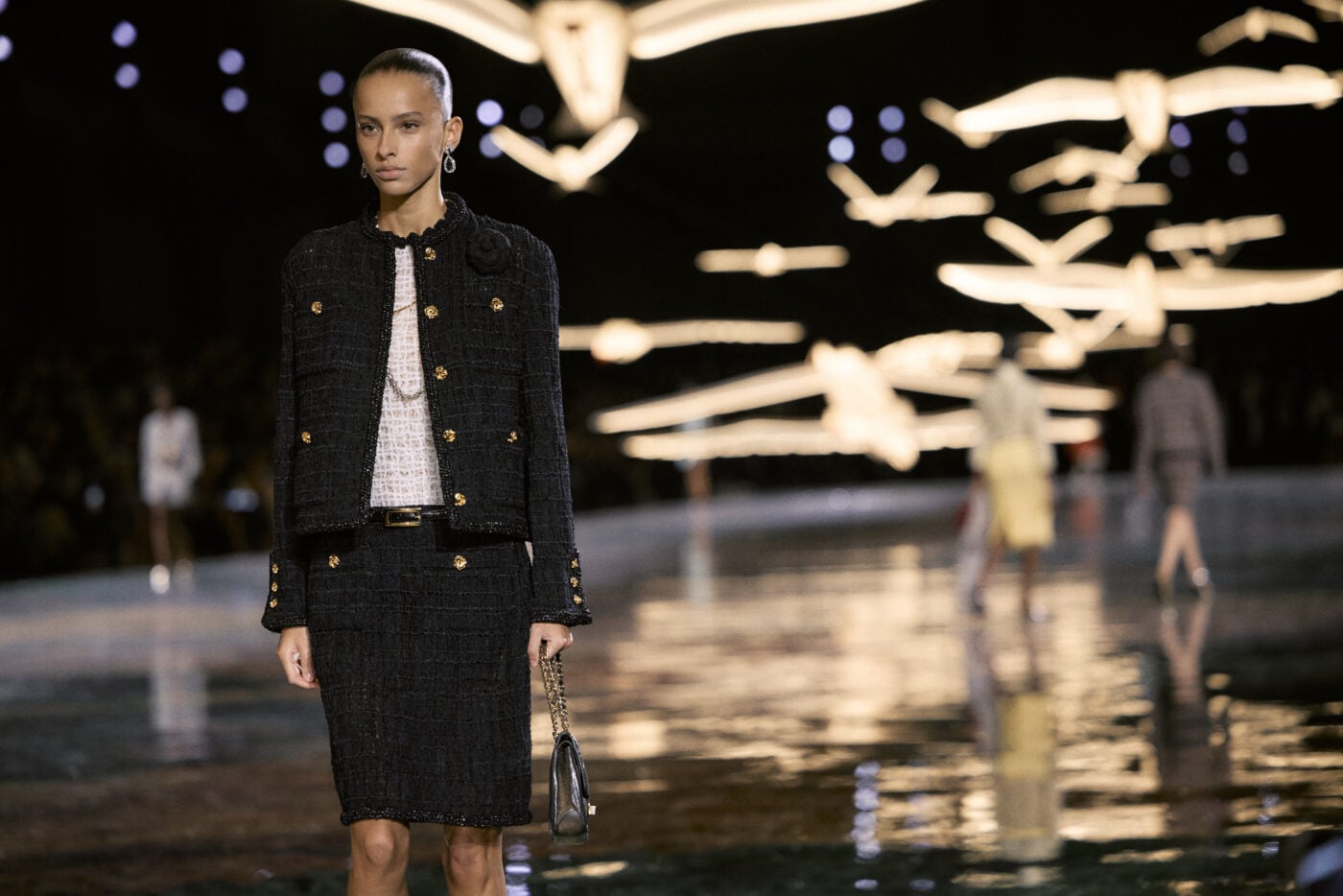 Chanel SS27: Ο Matthieu Blazy ξαναδιαβάζει την ιστορία του οίκου μέσα από τη Gabrielle Chanel