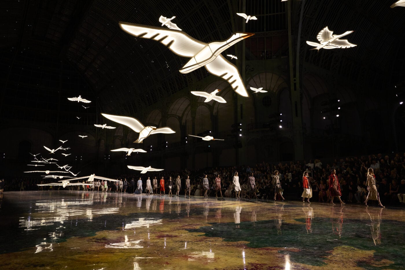 Chanel SS27: Ο Matthieu Blazy ξαναδιαβάζει την ιστορία του οίκου μέσα από τη Gabrielle Chanel