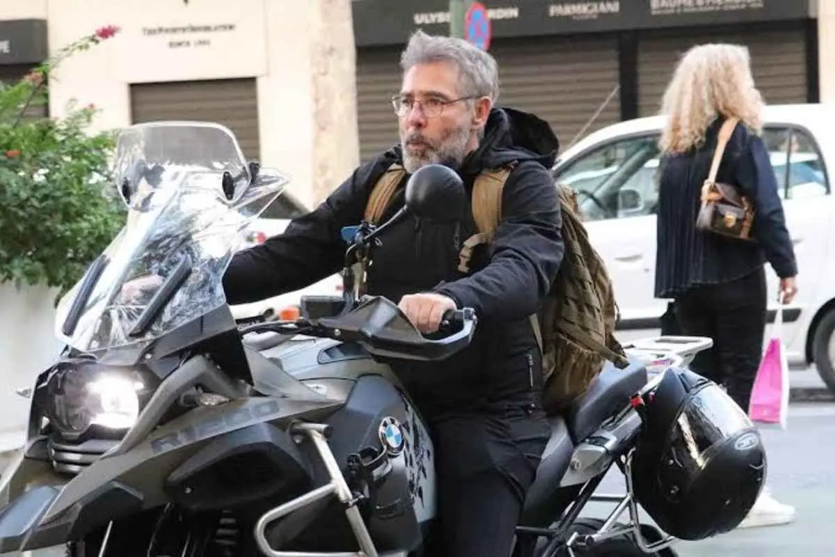 Θοδωρής Αθερίδης: Ο Δημήτρης Παπάζογλου αμφισβητεί τις σκηνοθετικές του ικανότητες – «Είναι κακός σκηνοθέτης, πολύ λάδι και από τηγανίτα τίποτα»