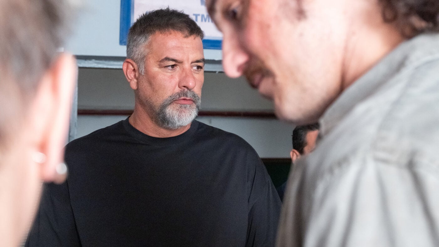 «Δύο μαύρα πουκάμισα»: Backstage φωτογραφίες από τα γυρίσματα της νέας δραματικής σειράς του MEGA